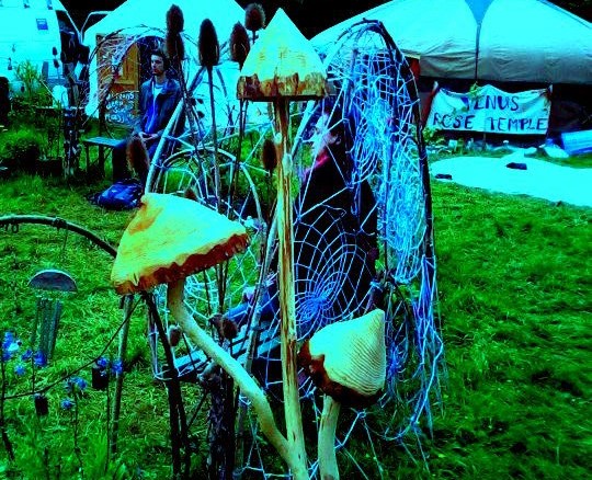 Triple wooden mushroom carving